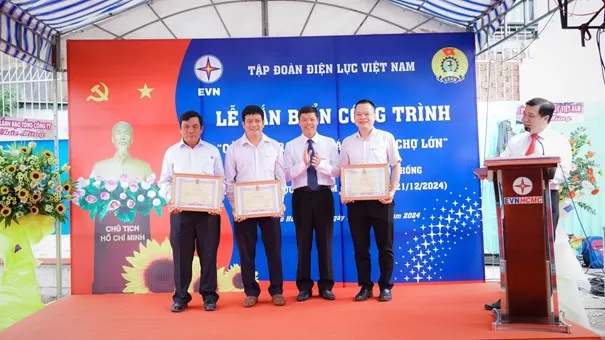 EVNHCMC Installs Project Plaque for the “Renovation of the 110kV Chợ Lớn Substation”